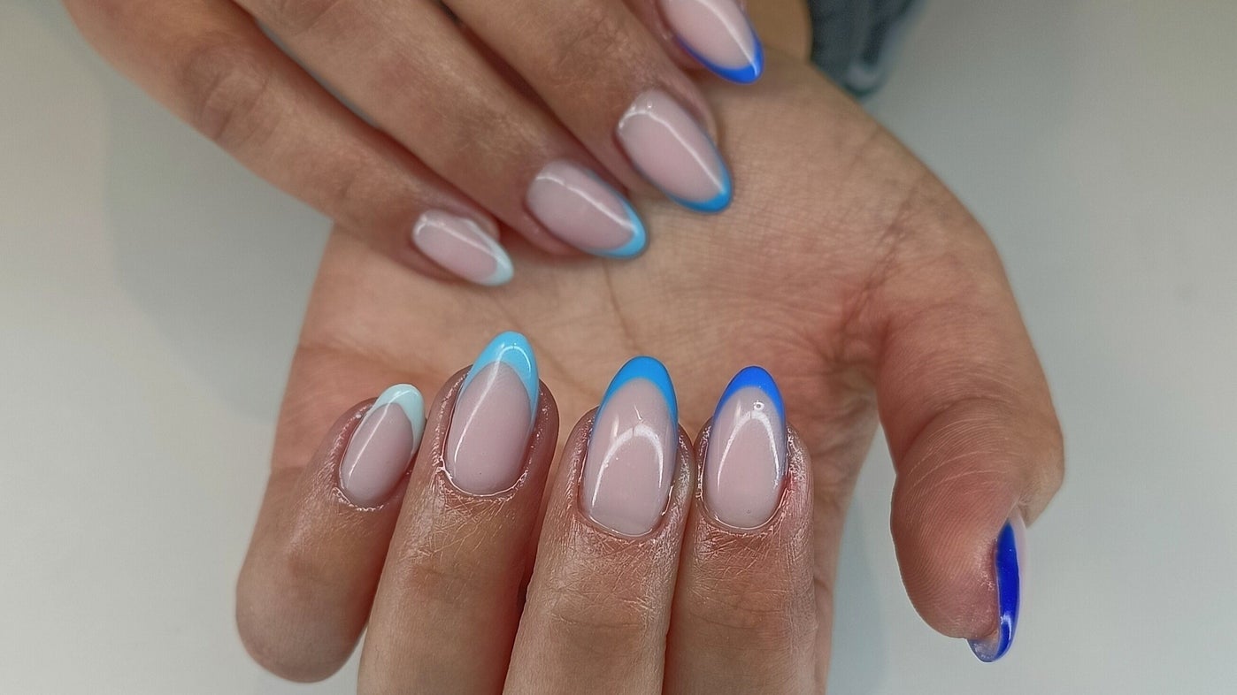 Amandelnagels met blauwe french tips