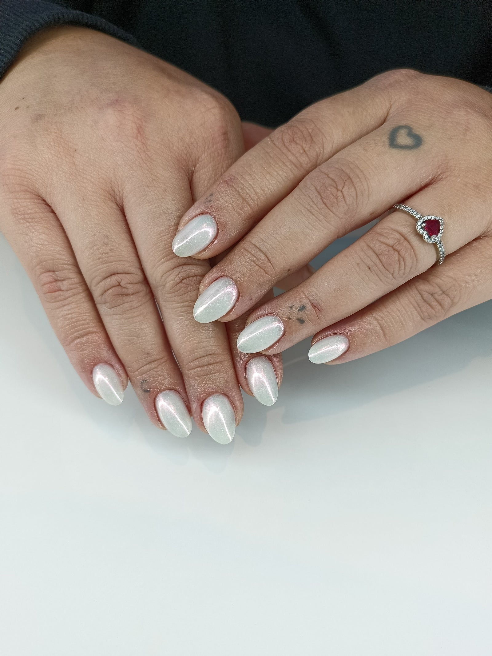 Parelwitte chrome nagels in amandelvorm