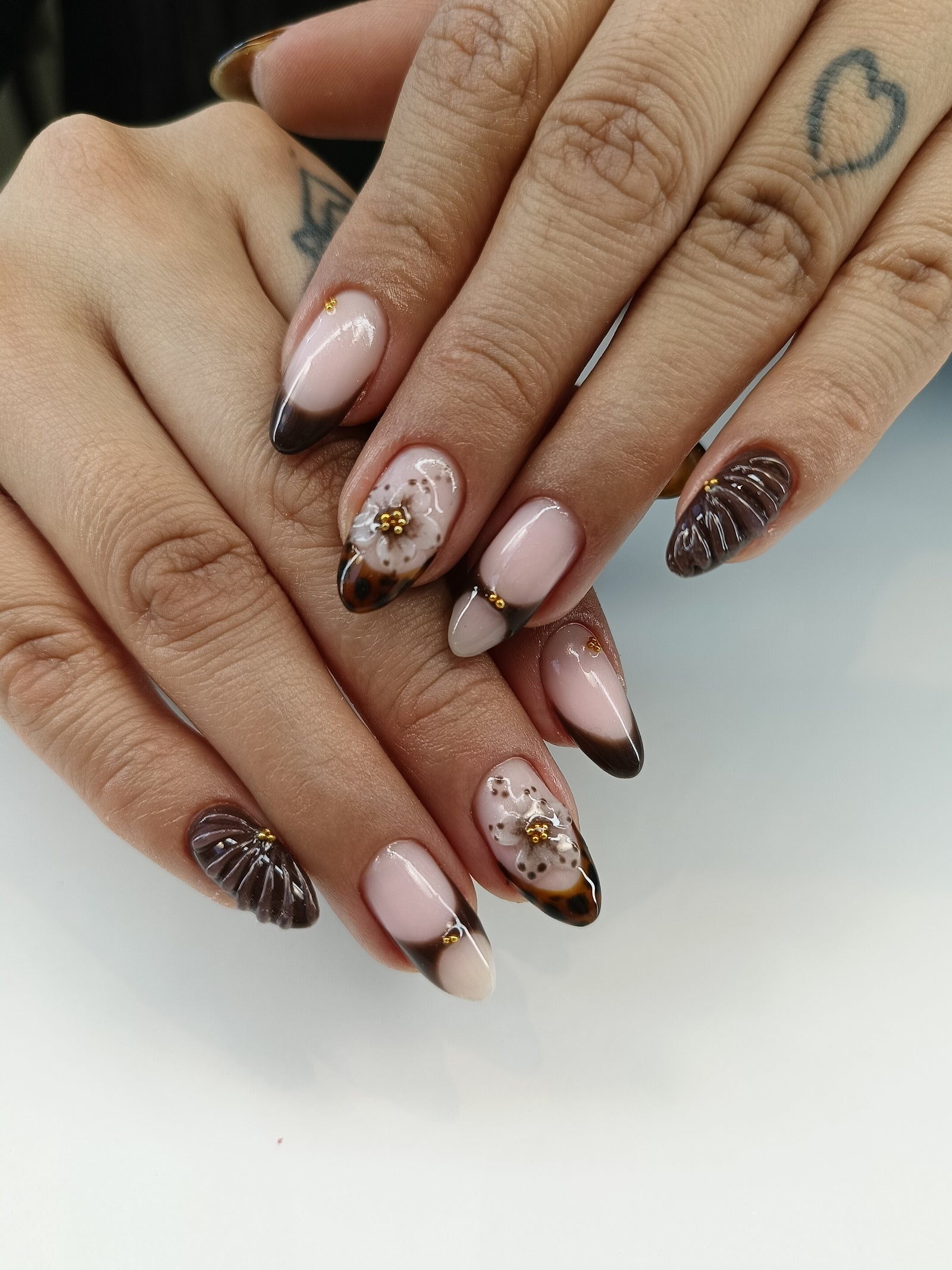 Nude nagels met bruine french tips en bedeltjes