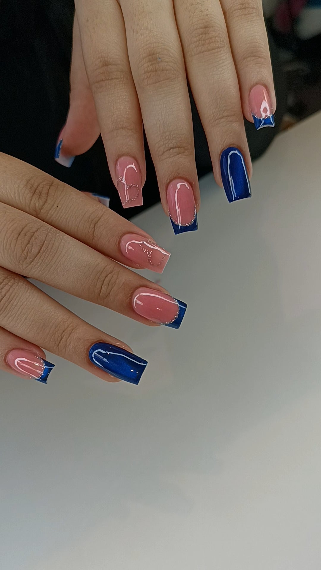 Vierkante nagels met blauwe french tips en een fijne lijn