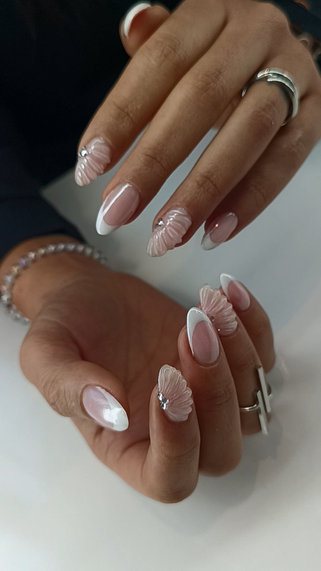 Nagels met parelglans en schelpjes in amandelvorm